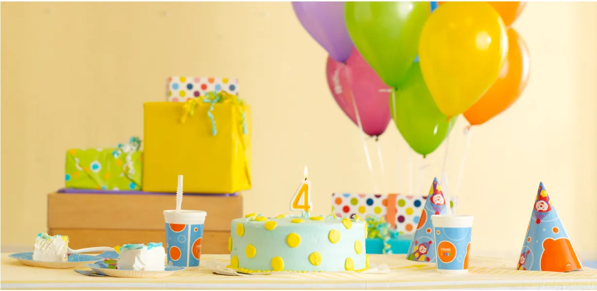 Ilustração comparando festa infantil em casa e em buffet