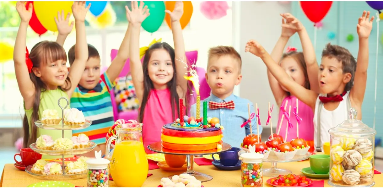 Ilustração de festa infantil com balões e bolo
