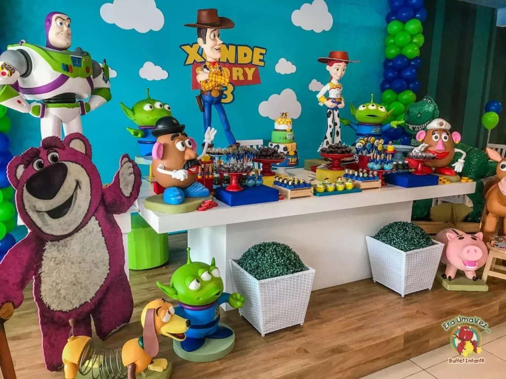 Mesa principal da festa Toy Story com Lotso, Woody, Buzz e aliens
