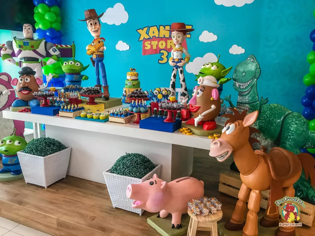 Mesa de doces Toy Story com Bala no Alvo, Porquinho e Rex