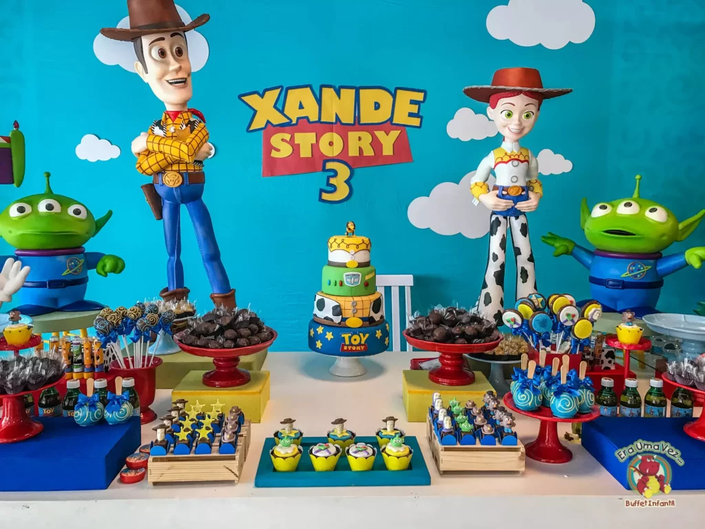 Painel “Xande Story 3” com Woody, Jessie e aliens sobre a mesa de doces
