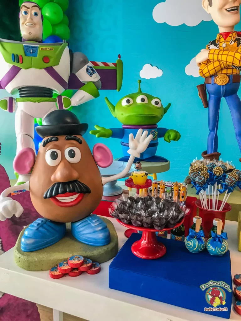 Senhor Cabeça de Batata e aliens na decoração Toy Story