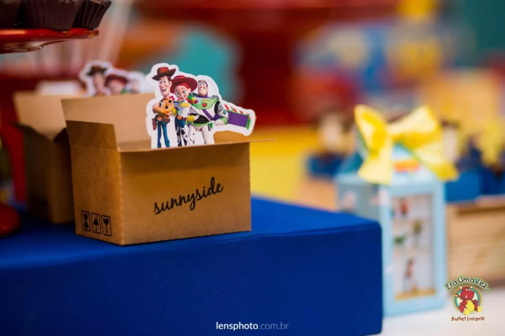 Caixa Sunnyside com personagens de Toy Story na decoração