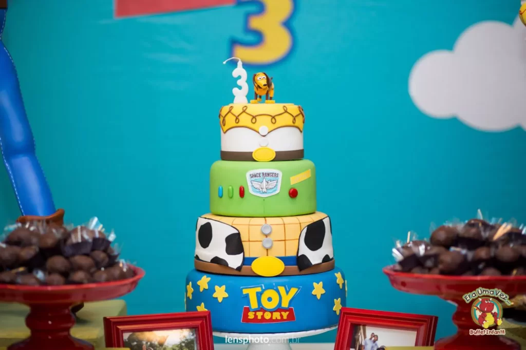 Bolo de três andares com o tema Toy Story e o número 3