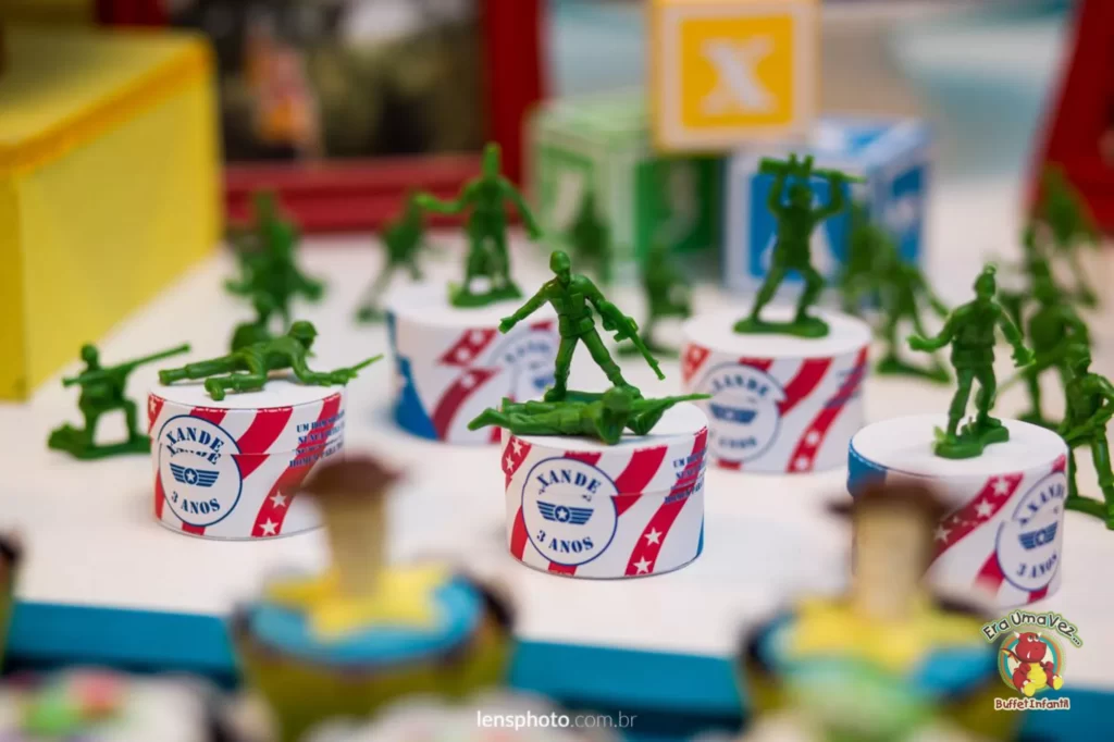 Soldadinhos verdes de Toy Story sobre potes de doces personalizados