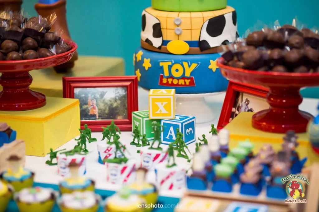 Bolo Toy Story com cubos de letras e doces de chocolate