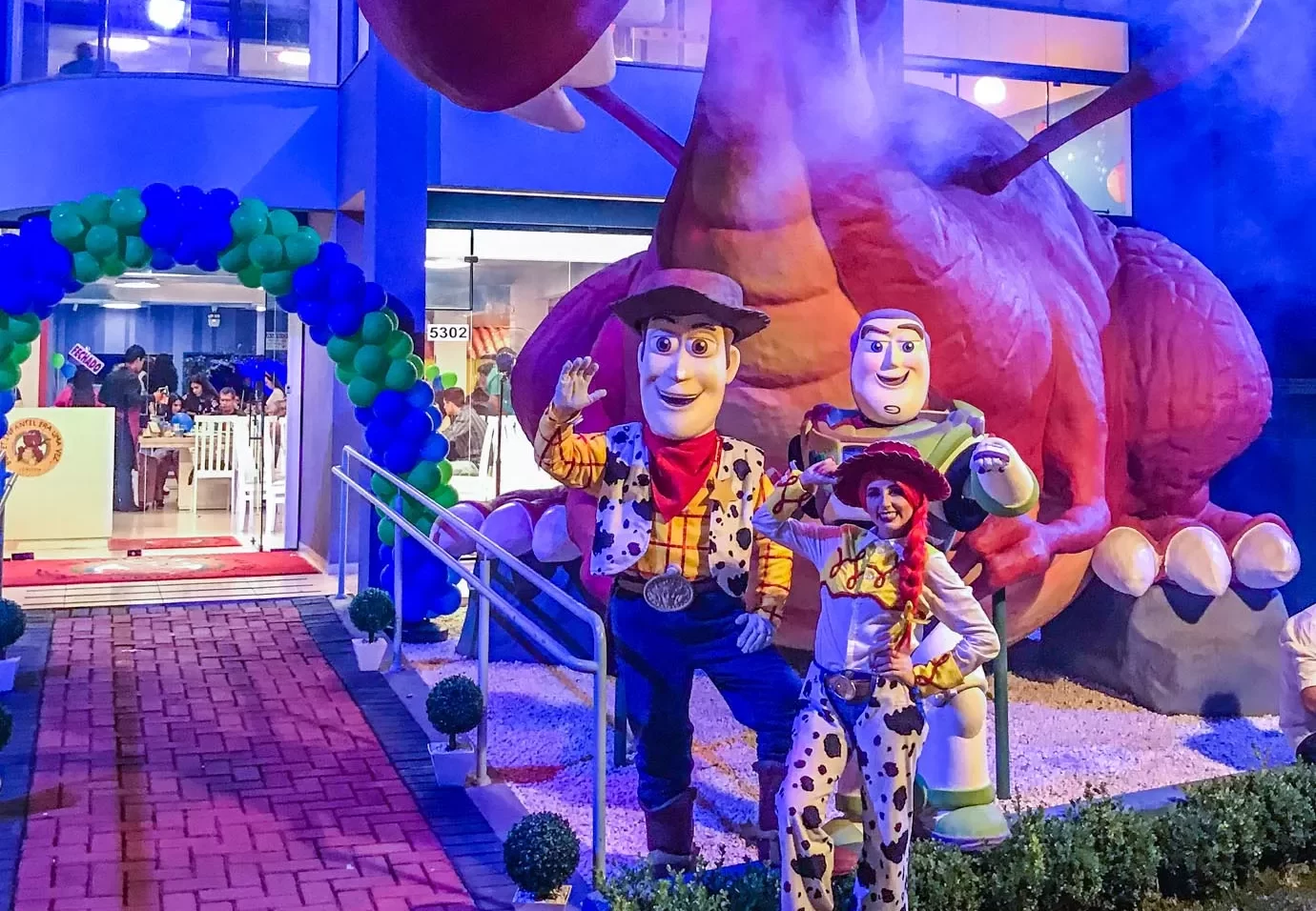 Personagens Buzz Lightyear e Woody na festa Toy Story do Buffet Era Uma Vez
