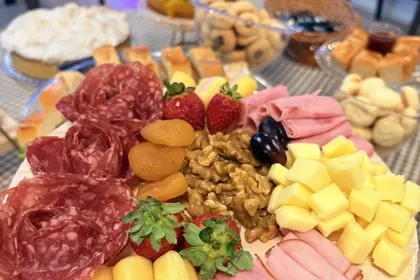 Tábua de frios do Café Colonial no Buffet Infantil Era Uma Vez