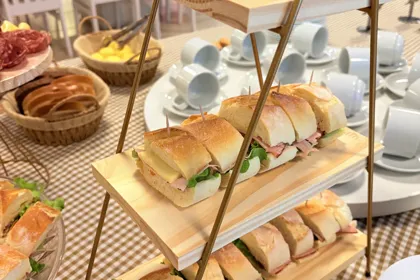 Sanduíches na mesa de Café Colonial no Buffet Infantil Era Uma Vez