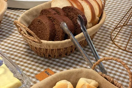 Pães e acompanhamentos do Café Colonial no Buffet Infantil Era Uma Vez