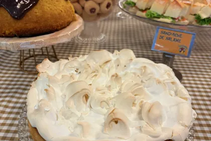 Bolo servido no Café Colonial no Buffet Infantil Era Uma Vez