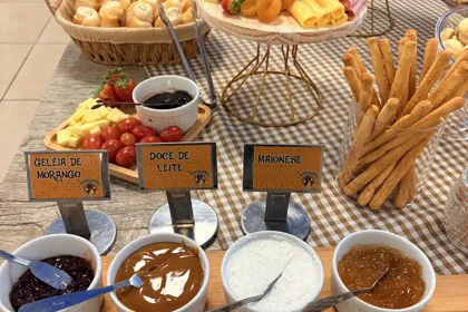 Mesa de café e acompanhamentos no Buffet Infantil Era Uma Vez