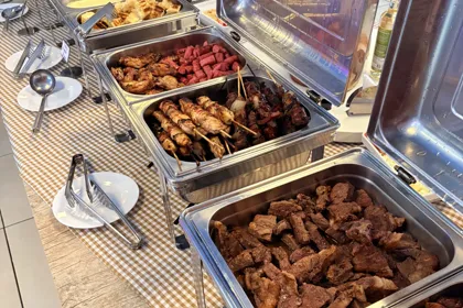 Buffet e pratos quentes da Festa Churrasco no Buffet Infantil Era Uma Vez