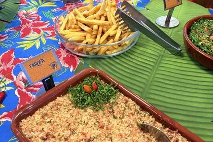 Mesa completa da Festa Feijoada no Buffet Infantil Era Uma Vez