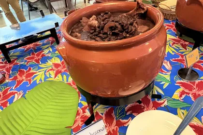 Feijoada servida em panela de barro no Buffet Infantil Era Uma Vez