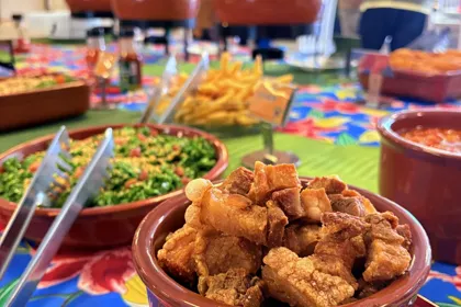 Torresmo da Festa Feijoada no Buffet Infantil Era Uma Vez