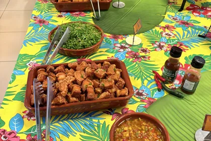 Pratos e acompanhamentos da Festa Feijoada no Buffet Infantil Era Uma Vez