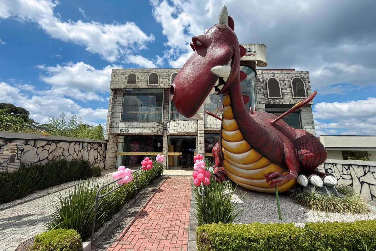 Entrada do Buffet Infantil Era Uma Vez com o dragão, em Santa Felicidade